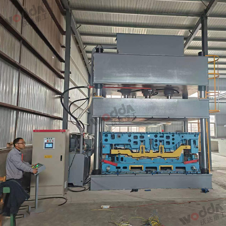 315噸汽車(che)内飾件液(ye)壓機