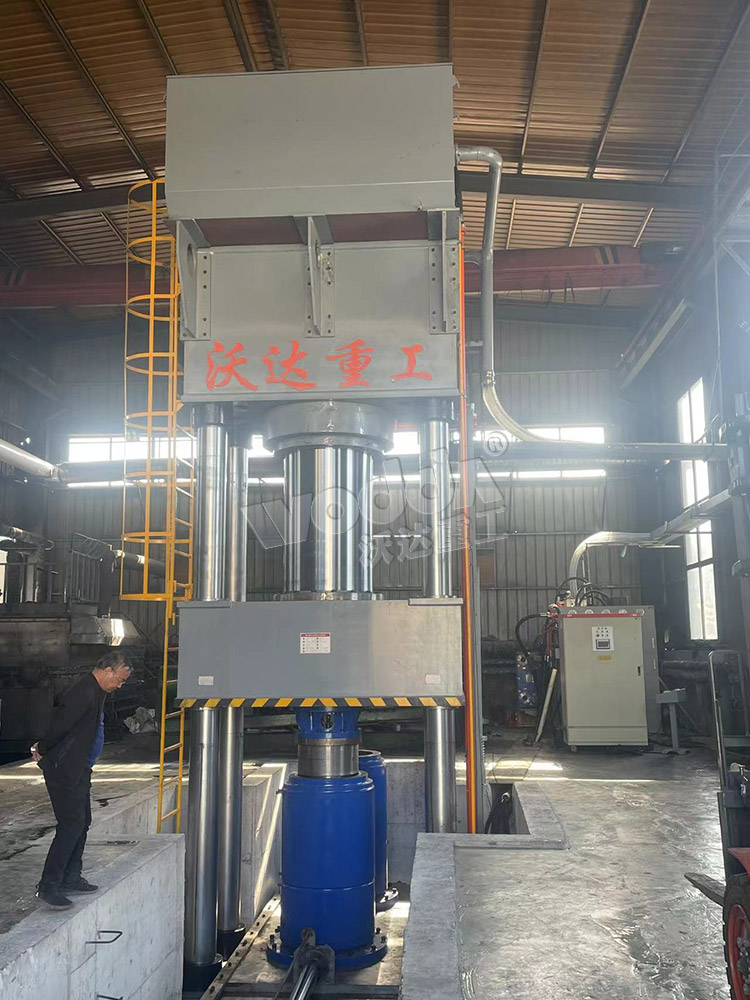 2000噸石(shi)墨坩埚成(cheng)型液壓機(ji)