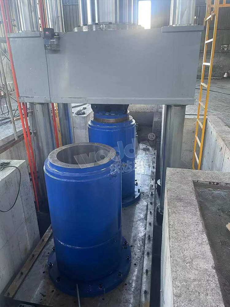 2000噸石墨坩(gan)埚成型液(ye)壓機價格(ge)