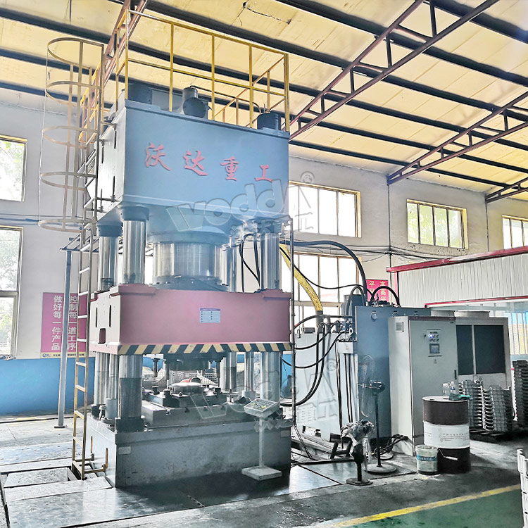 2000噸四(si)柱液壓(ya)機