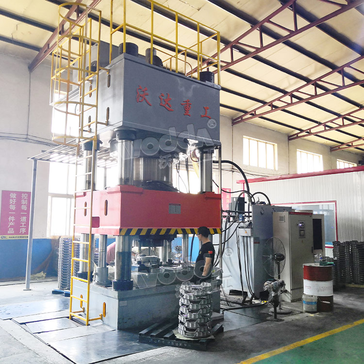 2000噸汽(qi)車離合(he)器殼體(ti)拉伸液(ye)壓機現(xian)場