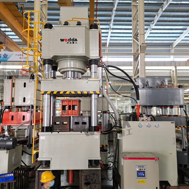 1000噸壓力(li)機車間實(shi)物 1000噸壓力(li)機車間實(shi)物