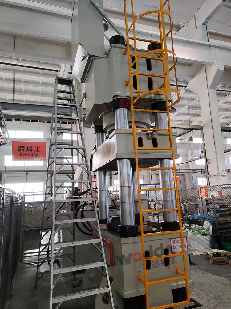 1000噸(dun)粉末成型(xing)液壓機 1000噸(dun)粉末成型(xing)液壓機