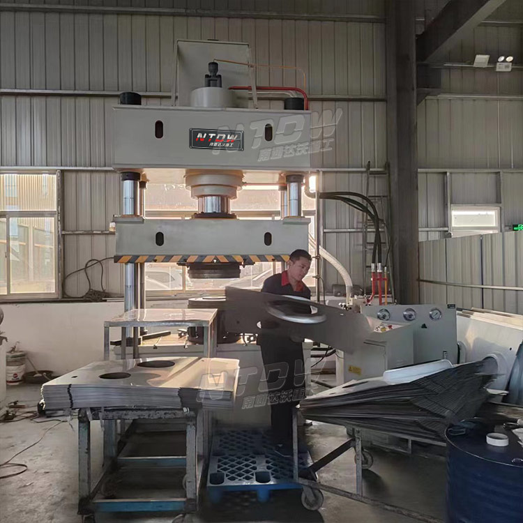 315噸燃氣罩(zhao)外殼拉伸(shen)四柱液壓(ya)機