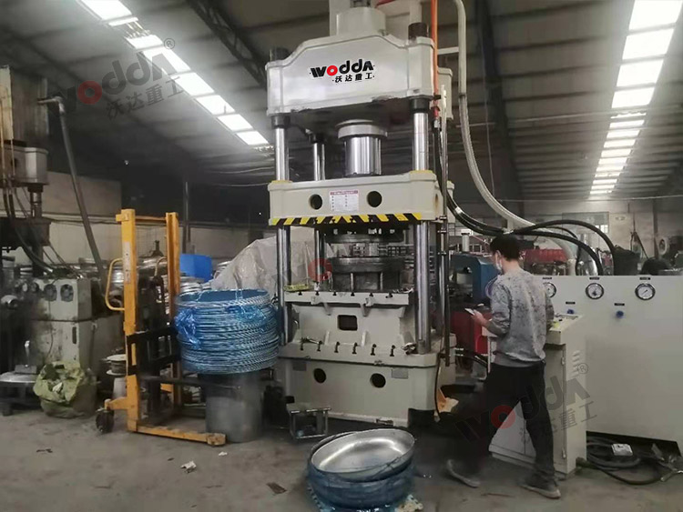 315噸汽車(che)水箱拉伸(shen)液壓機