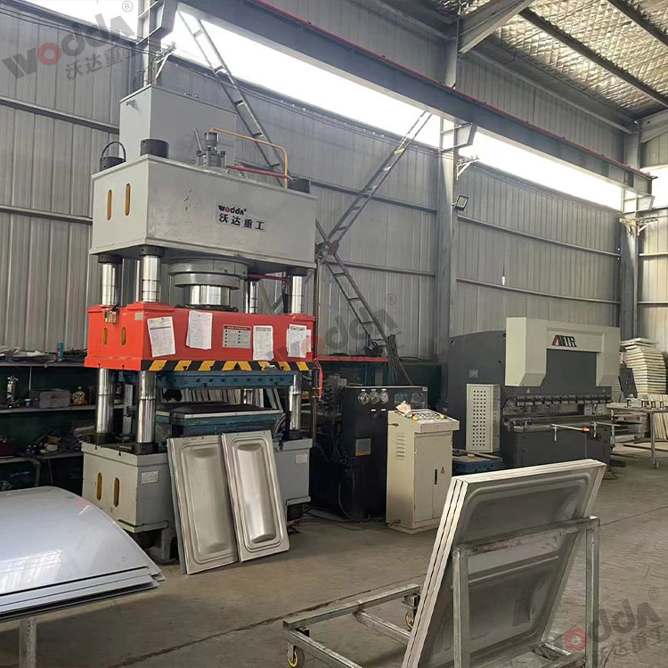 400噸(dun)不鏽鋼(gang)水箱闆(pan)液壓機(ji)