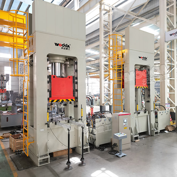 630噸框(kuang)架式(shi)薄闆(pan)拉伸(shen)液壓(ya)機帶(dai)夾模(mo)器