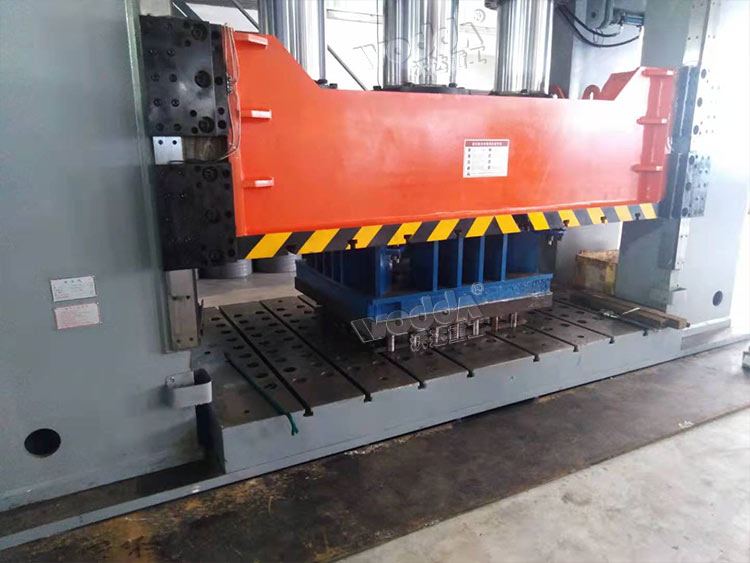 1000噸框架(jia)式液壓(ya)機工作(zuo)台