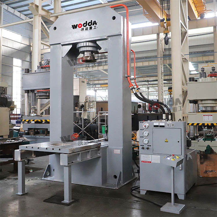 315噸龍(long)門式(shi)液壓(ya)機