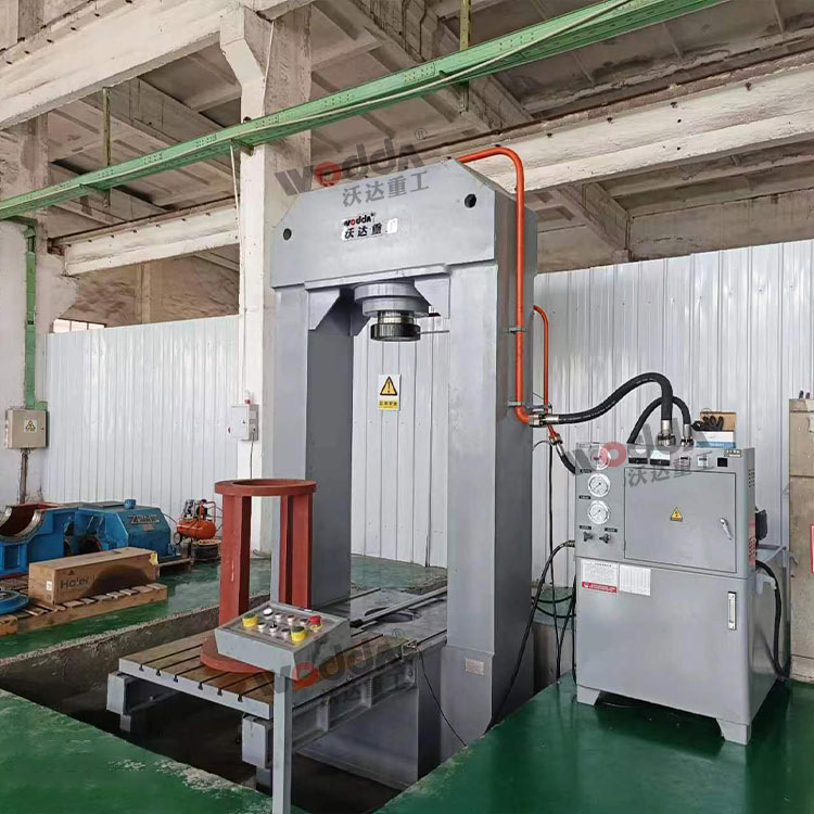 315噸(dun)龍門(men)式電(dian)機軸(zhou)承壓(ya)裝液(ye)壓機(ji)客戶(hu)現場(chang)