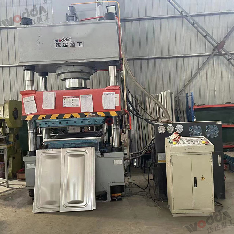 400噸(dun)巧克(ke)力水(shui)箱闆(pan)成型(xing)液壓(ya)機