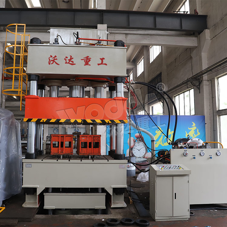 800噸汽車配(pei)件拉伸液(ye)壓機（四柱(zhu)式）