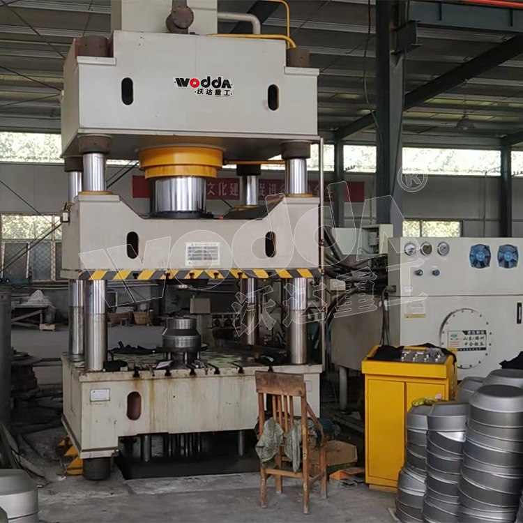 500噸不鏽(xiu)鋼封頭(tou)液壓機(ji)