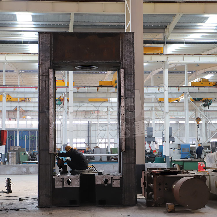 315噸框(kuang)架壓力(li)機車間(jian)加工現(xian)場 315噸框(kuang)架壓力(li)機車間(jian)加工現(xian)場