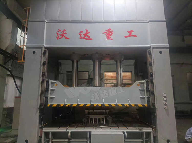 630噸框架式(shi)液壓機客(ke)戶現場 630噸(dun)框架式液(ye)壓機客戶(hu)現場