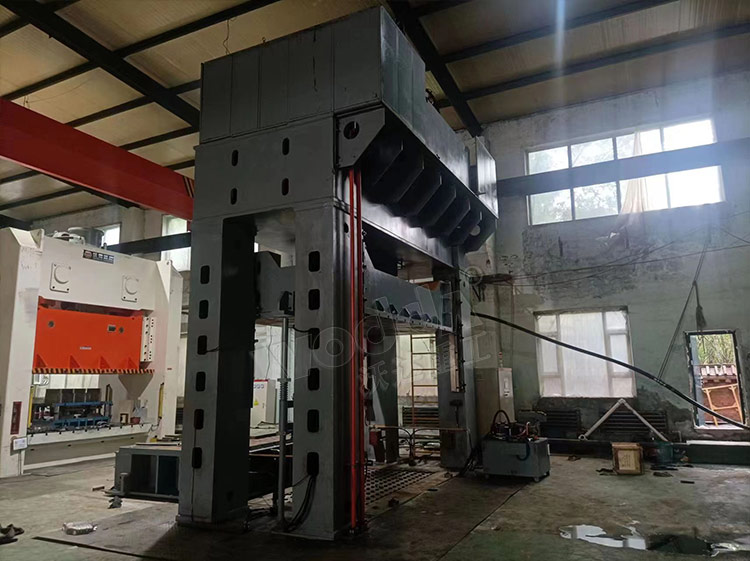 630噸框(kuang)架式液壓(ya)機現場試(shi)機 630噸框架(jia)式液壓機(ji)現場試機(ji)