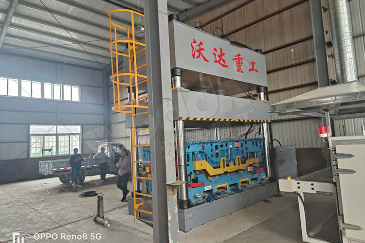 315噸(dun)汽車内飾(shi)件液壓機(ji)客戶現場(chang) 315噸汽車内(nei)飾件液壓(ya)機客戶現(xian)場