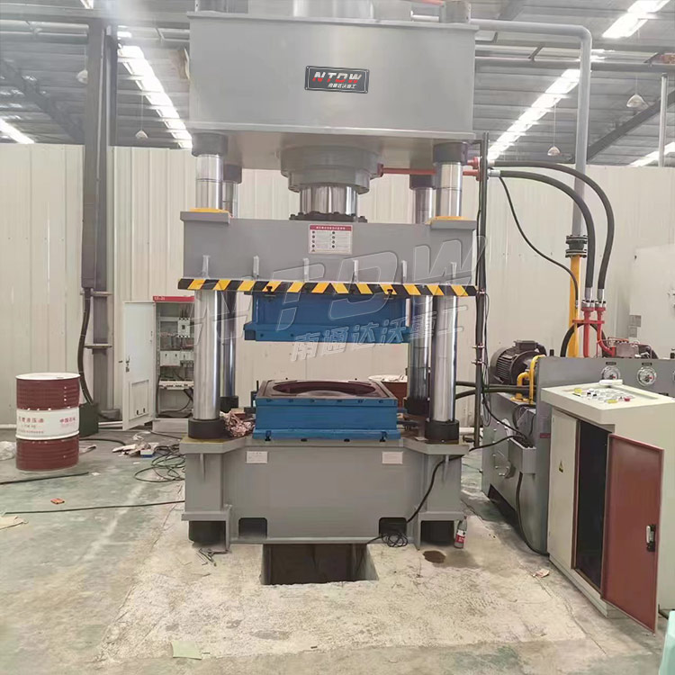 400噸不(bu)鏽鋼(gang)水箱(xiang)拉伸(shen)液壓(ya)機