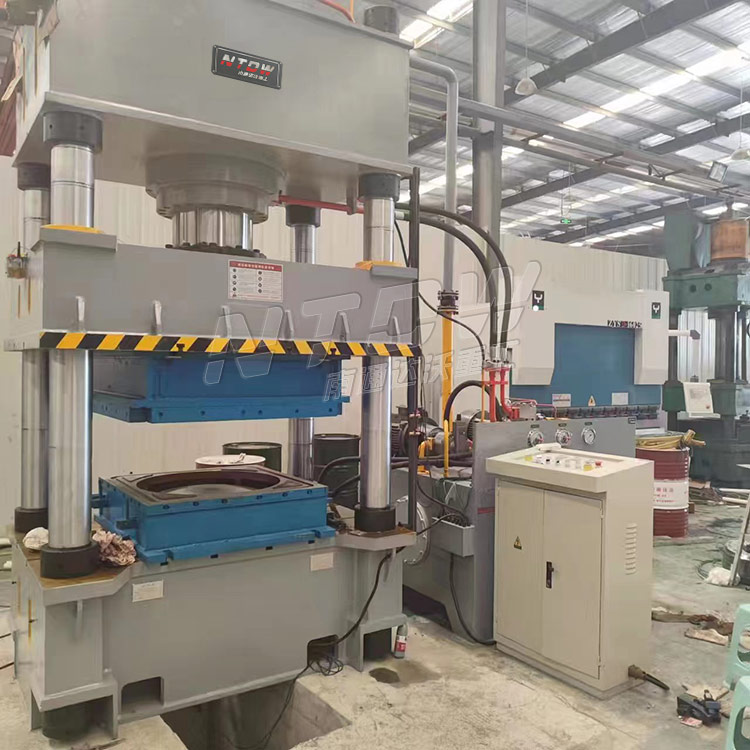 400噸四(si)柱液(ye)壓機(ji)拉伸(shen)不鏽(xiu)鋼水(shui)箱闆(pan)現場(chang)