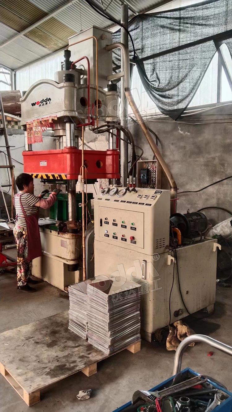 200噸(dun)不鏽(xiu)鋼制(zhi)品拉(la)伸液(ye)壓機(ji)客戶(hu)現場(chang) 200噸不(bu)鏽鋼(gang)制品(pin)拉伸(shen)液壓(ya)機客(ke)戶現(xian)場