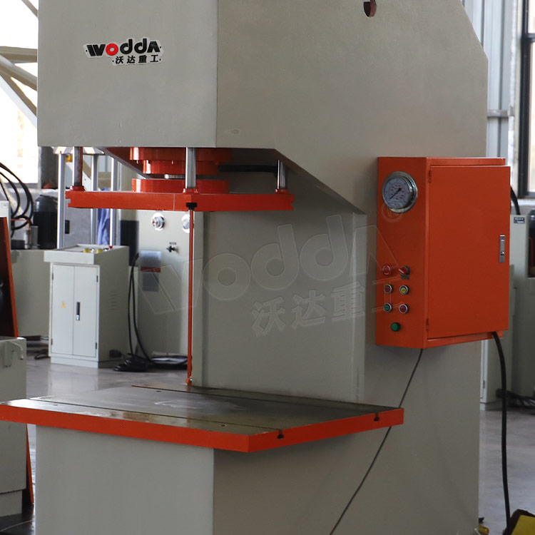 63噸(dun)單柱(zhu)液壓(ya)機工(gong)作台(tai)