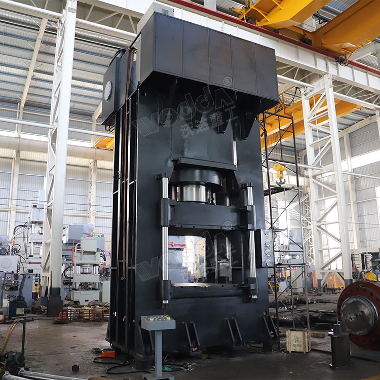 1800噸框架式(shi)液壓機車(che)間調試