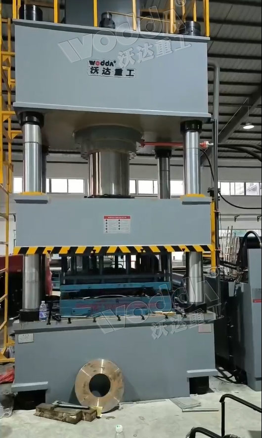 630噸(dun)不鏽鋼水(shui)箱闆拉伸(shen)機 630噸不鏽(xiu)鋼水箱闆(pan)拉伸機