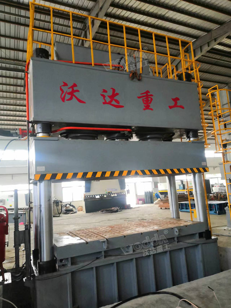 1250噸四柱(zhu)液壓機拉(la)伸不鏽鋼(gang)水箱闆 1250噸(dun)四柱液壓(ya)機拉伸不(bu)鏽鋼水箱(xiang)闆