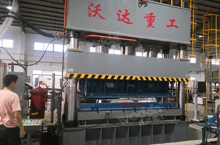 1250噸不鏽鋼(gang)水箱闆拉(la)伸機客戶(hu)現場 1250噸不(bu)鏽鋼水箱(xiang)闆拉伸機(ji)客戶現場(chang)