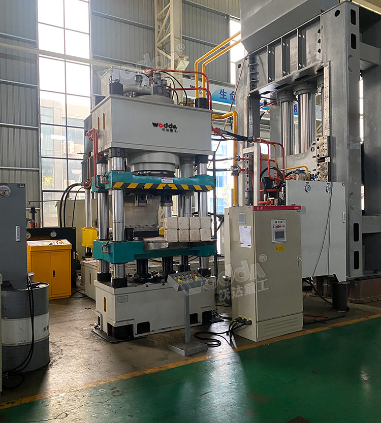 630噸(dun)牛羊(yang)舔磚(zhuan)液壓(ya)機