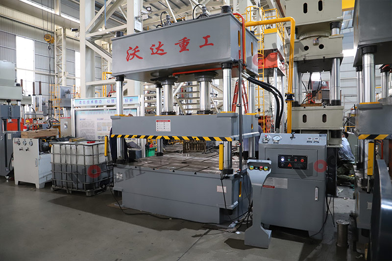 200噸三(san)梁四柱液(ye)壓機