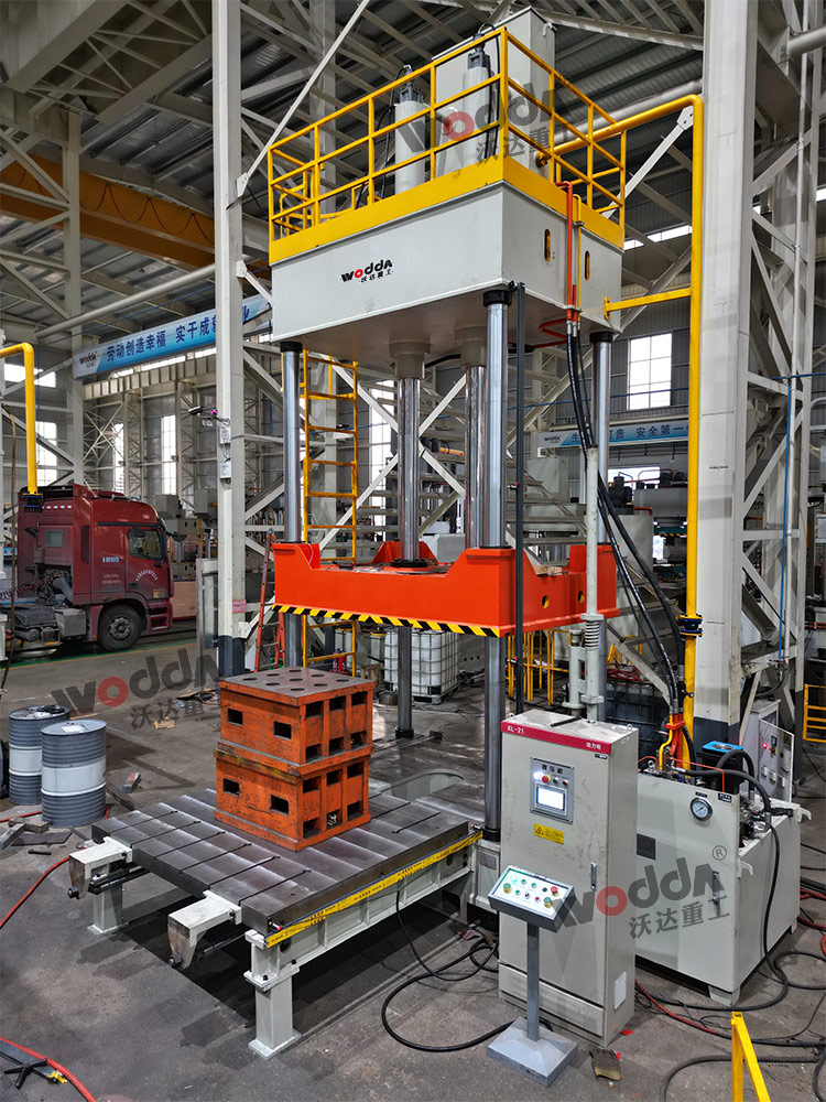 200噸四柱液(ye)壓機 200噸四(si)柱液壓機(ji)