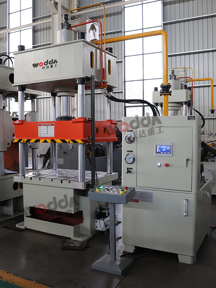 100噸四(si)柱液壓(ya)機車間(jian)展示 100噸(dun)四柱液(ye)壓機車(che)間展示(shi)