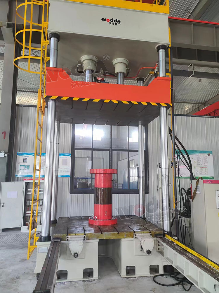 200噸三(san)梁四柱液(ye)壓機試機(ji) 200噸三梁四(si)柱液壓機(ji)試機