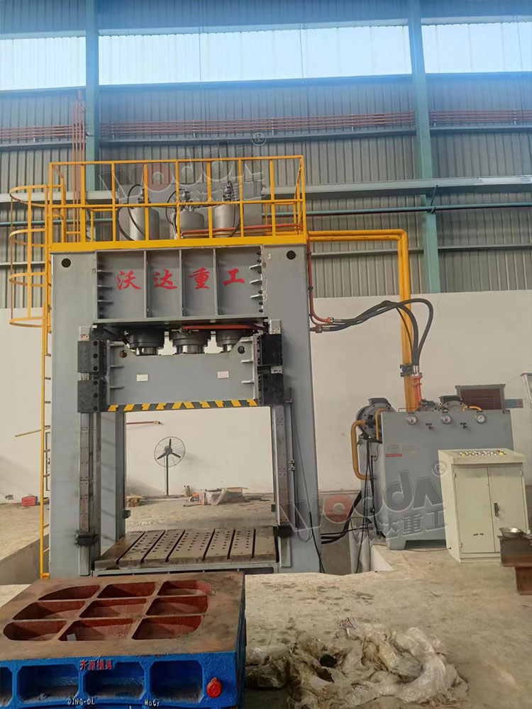 800噸框(kuang)架式液(ye)壓機客(ke)戶現場(chang)