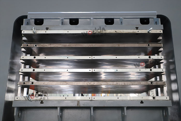 多(duo)層熱(re)壓闆(pan)