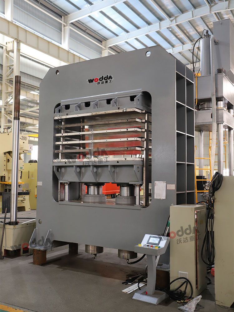 400噸龍(long)門液(ye)壓機(ji)