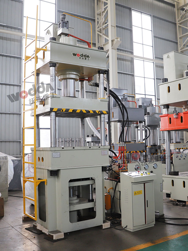 四柱拉伸(shen)液壓機（液(ye)壓墊）