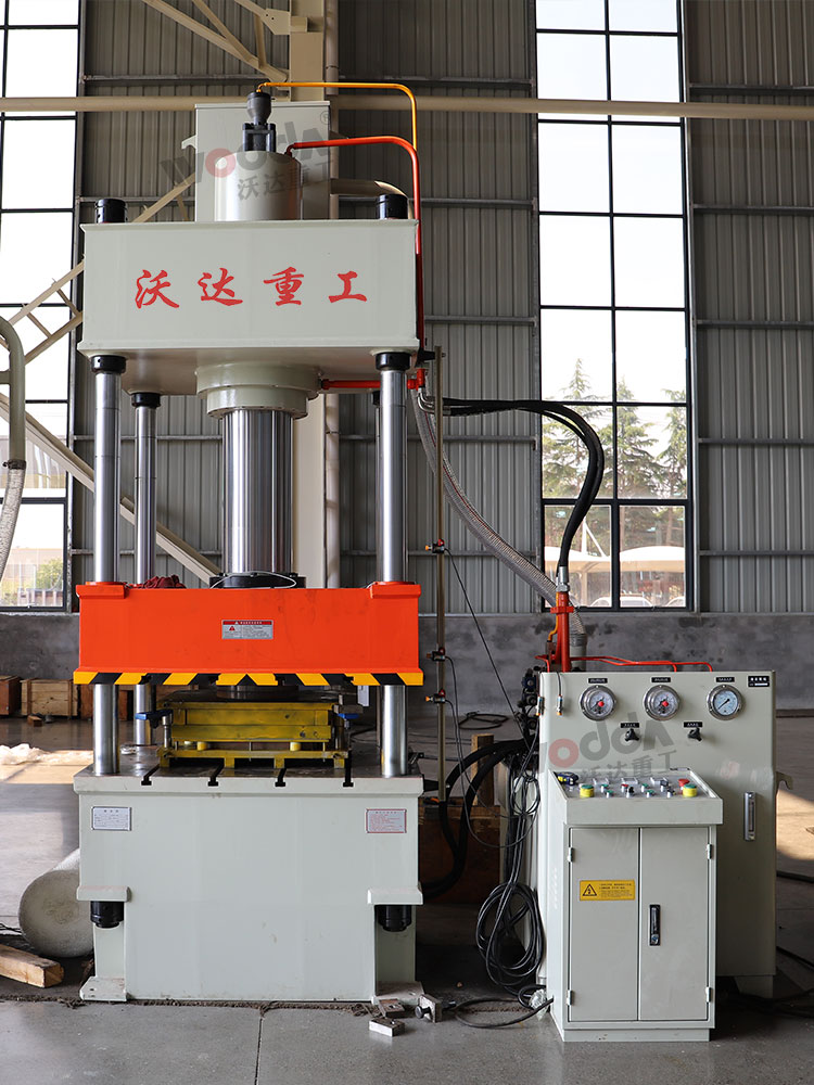 200噸三梁(liang)四柱沖壓(ya)機 200噸三梁(liang)四柱沖壓(ya)機