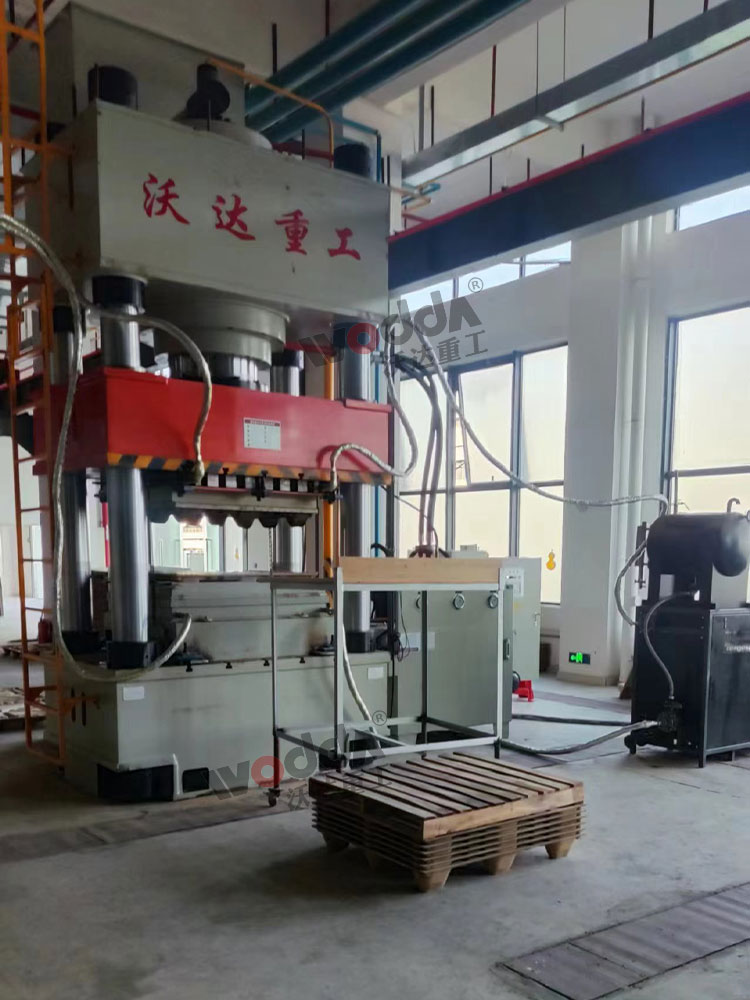 1000噸木屑托(tuo)盤液壓機(ji)客戶現場(chang) 1000噸木屑托(tuo)盤液壓機(ji)客戶現場(chang)