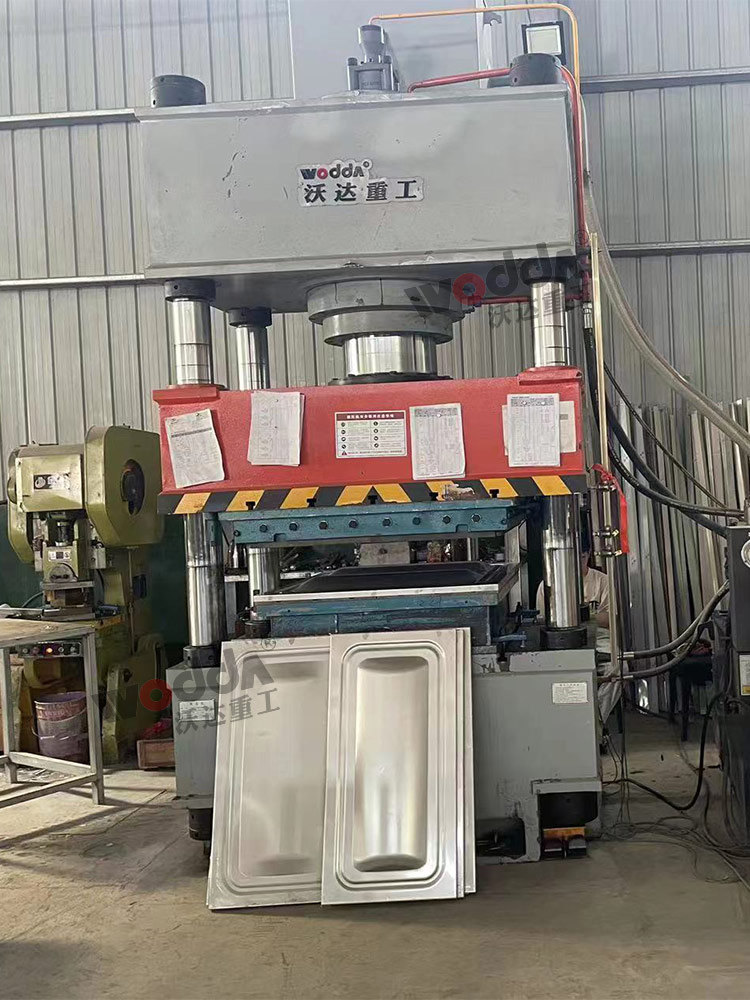 四柱(zhu)拉伸液壓(ya)機（不鏽鋼(gang)水箱闆）