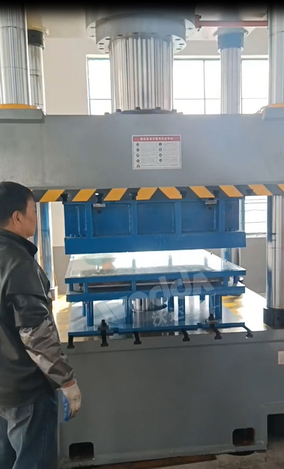 500噸(dun)液壓機拉(la)伸米字形(xing)不鏽鋼水(shui)箱闆 500噸液(ye)壓機拉伸(shen)米字形不(bu)鏽鋼水箱(xiang)闆