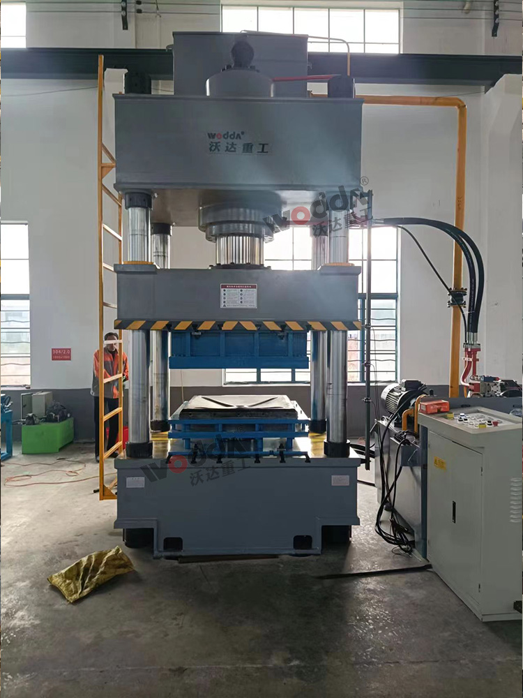 500噸(dun)不鏽(xiu)鋼米(mi)字形(xing)水箱(xiang)闆拉(la)伸機(ji) 500噸不(bu)鏽鋼(gang)米字(zi)形水(shui)箱闆(pan)拉伸(shen)機