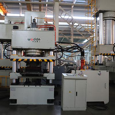 400噸牛(niu)羊舔磚液(ye)壓機_400噸鹽(yan)磚機