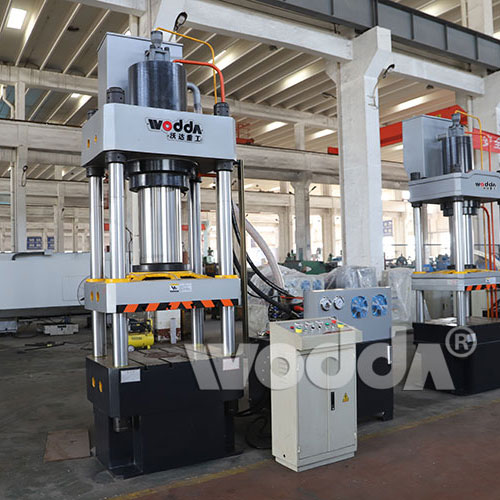 315噸三(san)梁四(si)柱液(ye)壓機(ji)(四柱(zhu)油壓(ya)機)