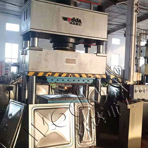 不鏽鋼(gang)水箱拉(la)伸機_400噸(dun)三梁四(si)柱液壓(ya)機