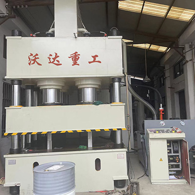 2000噸(dun)鋼木門(men)壓花機(ji)